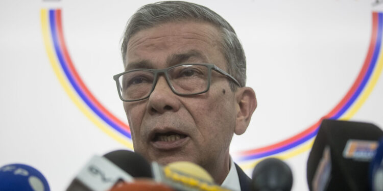 AME657. CARACAS (VENEZUELA), 19/02/2024.- Gerardo Blyde, representante de la oposición en las negociaciones con el Gobierno Nacional, agrupada en la Plataforma Unitaria Democrática (PUD), asiste a una conferencia de prensa este lunes en Caracas (Venezuela). La oposición mayoritaria de Venezuela, agrupada en la Plataforma Unitaria Democrática (PUD), presentó este lunes una propuesta de calendario para las presidenciales de este año -aún sin fecha definida- que será revisada por la Asamblea Nacional (AN, Parlamento), controlada por el chavismo. EFE/ Miguel Gutiérrez