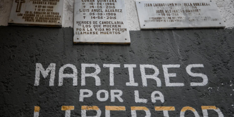 ACOMPAÑA CRÓNICA: VENEZUELA PROTESTAS - AME8602. CARACAS (VENEZUELA), 12/02/2024.- Fotografía del 6 de febrero de 2024 de un muro conmemorativo de las víctimas mortales de las protestas del 12 de febrero de 2014, en Caracas (Venezuela). Cuando se cumplen 10 años del comienzo de las protestas de 2014 en Venezuela, en las que perdieron la vida 43 personas, Derek Redman lamenta que no se haya hecho justicia por el asesinato de su único hijo, Robert, quien recibió un balazo aquel 12 de febrero, primer día de 'La Salida', como se llamó a la oleada antigubernamental, que duró tres meses. EFE/ Miguel Gutiérrez