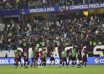 AMDEP5985. CARACAS (VENEZUELA), 01/02/2024.- Jugadores de Venezuela celebran tras vencer a Brasil hoy, en un partido del Torneo Preolímpico Sudamericano Sub-23 en el estadio Nacional Brígido Iriarte en Caracas (Venezuela). EFE/ Miguel Gutiérrez