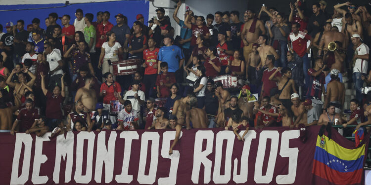 AMDEP5971. CARACAS (VENEZUELA), 01/02/2024.- Hinchas de Venzuela animan ante Brasil hoy, en un partido del Torneo Preolímpico Sudamericano Sub-23 en el estadio Nacional Brígido Iriarte en Caracas (Venezuela). EFE/ Miguel Gutiérrez