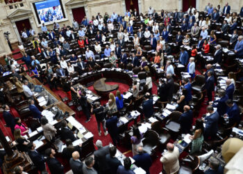 AME6422. BUENOS AIRES (ARGENTINA), 06/02/2024.- Fotografía de la Cámara de Diputados durante un minuto de silencio por el fallecimiento del ex presidente de Chile Sebastián Piñera, durante el inicio de la discusión de los artículos de la "ley ómnibus" hoy, en Buenos Aires (Argentina). La Oficina del Presidente de Argentina, Javier Milei, lamentó este martes en un comunicado el fallecimiento del expresidente de Chile Sebastián Piñera (2010-2014 y 2018-2022). EFE/ Matias Martin Campaya