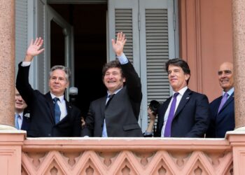 AME1728. BUENOS AIRES (ARGENTINA), 23/02/2024.- Fotografía cedida por la Presidencia de Argentina que muestra al secretario de Estado de Estados Unidos, Antony Blinken (i), junto al presidente argentino, Javier Milei; el jefe de Gabinete de Argentina, Nicolás Posse (2d), y Guillermo Francos, ministro del Interior, mientras se asoman desde un balcón en la Casa Rosada (sede del Ejecutivo) este viernes, en Buenos Aires (Argentina). Milei afirmó este viernes ante el secretario de Estado Blinken que bajo su mandato Argentina ha vuelto "al lado" de la democracia y de la libertad. EFE/ Presidencia Argentina SÓLO USO EDITORIAL/SÓLO DISPONIBLE PARA ILUSTRAR LA NOTICIA QUE ACOMPAÑA (CRÉDITO OBLIGATORIO)