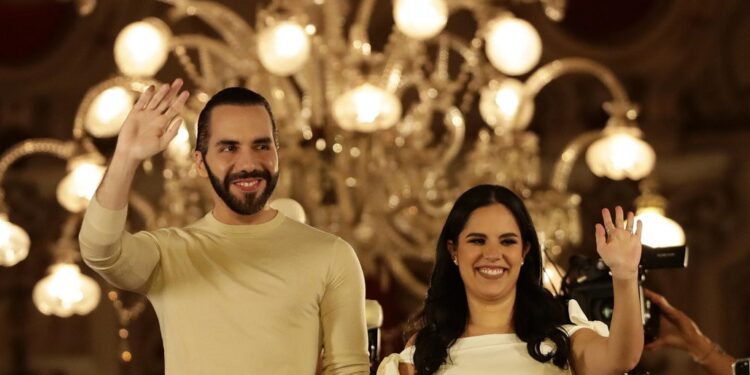 AME6132. SAN SALVADOR (EL SALVADOR), 04/02/2024.- El actual presidente y ganador de la reelección en El Salvador, Nayib Bukele, habla desde el Palacio Nacional junto a su esposa Gabriela Rodríguez de Bukele, hoy en San Salvador (El Salvador). El escrutinio preliminar de las elecciones presidenciales celebradas este domingo en El Salvador da una aplastante victoria a Nayib Bukele con 1.090.522 votos para su partido, Nuevas Ideas (NI), muy por delante del Frente Farabundo Martí para la Liberación Nacional (FMLN, izquierda), con 93.846, y la Alianza Republicana Nacionalista (Arena, derecha), con 81.102, según datos divulgados por el Tribunal Supremo Electoral (TSE), que deben ser ratificadas en un escrutinio final. EFE/ Bienvenido Velasco