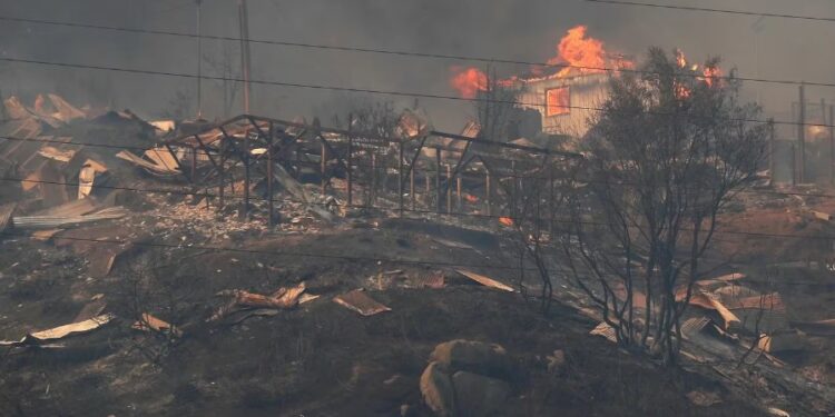 Una casa arde en medio de la propagación de los incendios forestales. (REUTERS/Rodrigo Garrido)REUTERS