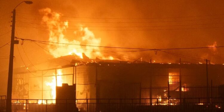 Estado de excepción por catástrofe en Chile: incendios forestales dejan al menos 10 muertos y amenazan zonas turísticas. (EFE/Adriana Thomasa) EFE