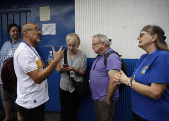 ES6001.SAN SALVADOR (EL SALVADOR) 3/02/2024.- Observadores electorales internacionales esperan a las afueras de un centro de votación, hoy en San Salvador (El Salvador). El Salvador cumple este sábado cinco años de las elecciones presidenciales de 2019 que generaron un terremoto político en el país centroamericano y llevaron al poder a Nayib Bukele, quien el domingo se presentará a la reelección a pesar de la prohibición constitucional. EFE/Rodrigo Sura