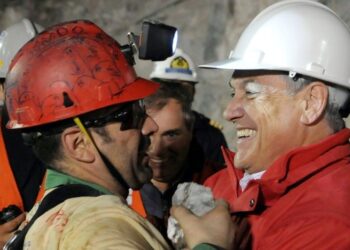 Piñera y Mario Sepúlveda, el segundo minero rescatado. Foto EFE