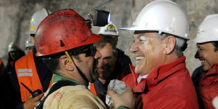 Piñera y Mario Sepúlveda, el segundo minero rescatado. Foto EFE