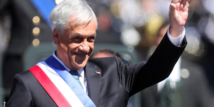 CH27. VALPARAÍSO (CHILE), 06/02/2024.- Fotografía de archivo fechada el 11 de marzo de 2018 del expresidente chileno Sebastián Piñera (2010-2014, 2018-2022) durante su investidura para su segundo mandato, en Valparaíso (Chile). El expresidente de Chile Sebastián Piñera muere en un accidente de helicóptero en el Lago Ranco, en el sur de Chile, hoy, 6 de febrero de 2024. EFE/Mario Ruiz ARCHIVO