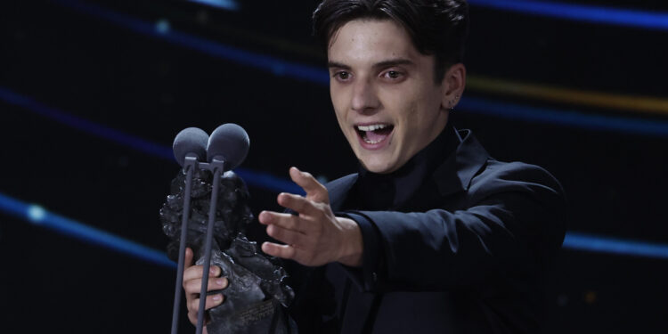 VALLADOLID, 10/02/2024.- El actor argentino Matias Recalt tras recibir el Goya a ´Mejor actor revelación´ por su trabajo en ´La sociedad de la nieve´ durante la ceremonia de entrega de la 38 edición de los Premios Goya que se celebra este sábado en Valladolid. EFE/Chema Moya.