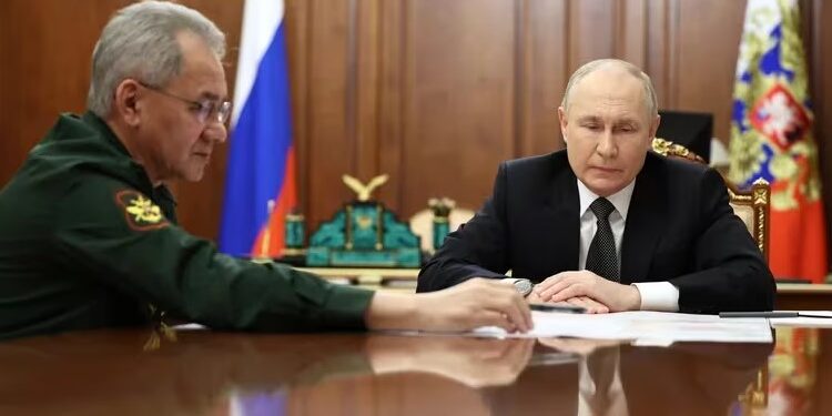 Vladimir Putin reunido con el ministro de Defensa Sergei Shoigu en el Kremlin (SputnikAlexander KazakovPool via REUTERS)