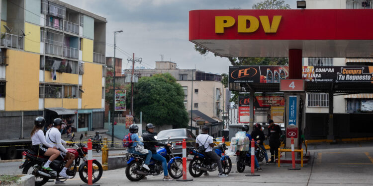 AME6644. CARACAS (VENEZUELA), 07/02/2024.- Motociclistas hacen fila en una estación de servicio de gasolina, el 4 de febrero de 2024, en Caracas (Venezuela). La amenaza de EE.UU. a Venezuela de retomar las sanciones petroleras, en represalia por la inhabilitación de la antichavista María Corina Machado para competir en las presidenciales de este año, ha rebajado las proyecciones sobre la economía del país suramericano para 2024, sin salir de un escenario de crecimiento. EFE/ Rayner Peña R.