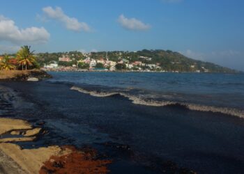 View of the oil spill at Rockly Bay in Tobago island, Trinidad and Tobago, on February 10, 2024. An oil spill caused by a mysterious ship that ran aground in the waters of Trinidad and Tobago on February 7 spread along some 15 kilometers of coastline, just when the country expects to receive thousands of tourists in the middle of the carnival season. (Photo by Clement Williams / AFP)