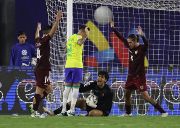 AMDEP5978. CARACAS (VENEZUELA), 01/02/2024.- Samuel Rodríguez (c) portero de Venzuela reacciona ante Brasil hoy, en un partido del Torneo Preolímpico Sudamericano Sub-23 en el estadio Nacional Brígido Iriarte en Caracas (Venezuela). EFE/ Miguel Gutiérrez