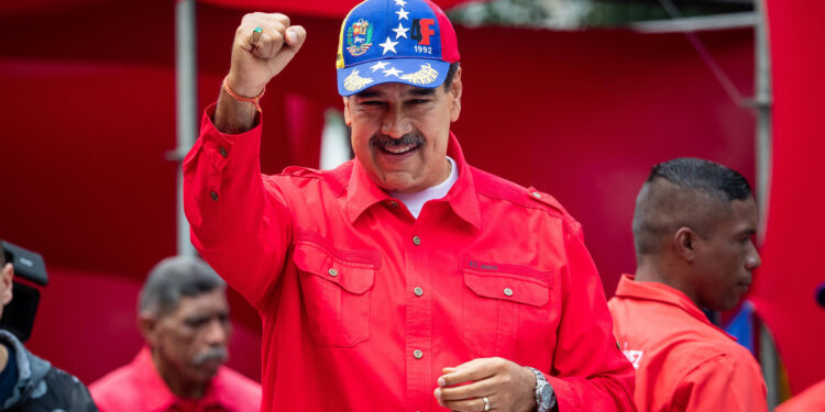 CARACAS (VENEZUELA) 04/02/2024.- El presidente de Venezuela, Nicolás Maduro, saluda a los participantes de la marcha oficialista hoy, en Caracas (Venezuela). Miles de chavistas salieron a las calles este domingo para conmemorar los 32 años del golpe de Estado fallido que estuvo liderado por el entonces teniente coronel Hugo Chávez, que siete años más tarde, a través de elecciones, ascendió al poder e instauró la llamada revolución bolivariana, aún en el Gobierno. EFE/ Rayner Peña R.