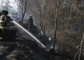 AME4792. VIÑA DEL MAR (CHILE), 03/02/2024.- Bomberos y voluntarios tratan de extinguir los focos de un incendio hoy, en la zona de Patagual, en Viña del Mar (Chile). Distintos incendios registrados de manera simultánea en la región central de Valparaíso dejaron varias víctimas la madrugada de este sábado, y el presidente chileno, Gabriel Boric, decretó el estado de excepción por catástrofe para movilizar los recursos necesarios para enfrentar la emergencia. EFE/ Ailen Díaz