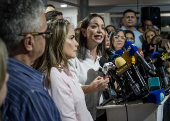 AME466. CARACAS (VENEZUELA), 20/03/2024.- La líder opositora María Corina Machado habla durante una rueda de prensa este miércoles en la sede del partido político Vente Venezuela (VV), en Caracas (Venezuela). La líder opositora María Corina Machado negó este miércoles las acusaciones hechas por el fiscal general de Venezuela, Tarek William Saab, quien responsabilizó a colaboradores de la antichavista por supuestos planes violentos de cara a las elecciones presidenciales del próximo 28 de julio. EFE/ Miguel Gutiérrez