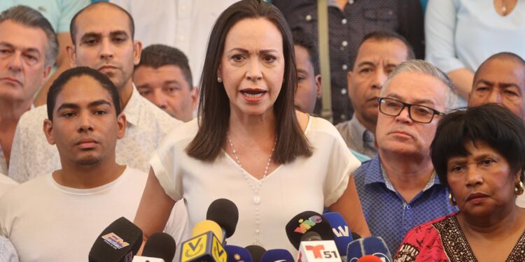 AME2669. CARACAS (VENEZUELA), 26/03/2024.- La exdiputada María Corina Machado habla durante una rueda de prensa este martes, en Caracas (Venezuela). EFE/ Miguel Gutiérrez
