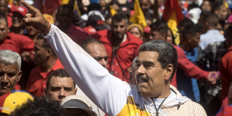 AME2488. CARACAS (VENEZUELA), 25/03/2024.- El presidente de Venezuela, Nicolás Maduro, saluda este lunes a sus simpatizantes durante una manifestación de apoyo a su candidatura por la reelección en las presidenciales del próximo 28 de julio, en Caracas (Venezuela). Maduro participó en una marcha convocada por el gobernante Partido Socialista Unido de Venezuela (PSUV) en respaldo a su inscripción, con la que se convierte en el décimo político en oficializar su aspiración, a pocas horas de que concluya el plazo establecido en el cronograma para la presentación de candidaturas. EFE/ Miguel Gutierrez