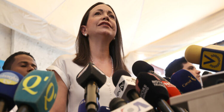 AME2669. CARACAS (VENEZUELA), 26/03/2024.- La exdiputada María Corina Machado habla durante una rueda de prensa este martes, en Caracas (Venezuela). EFE/ Miguel Gutiérrez