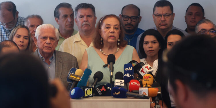 AME2257. CARACAS (VENEZUELA), 25/03/2024.- Corina Yoris, candidata presidencial por la Plataforma Unitaria Democrática (PUD), habla durante una rueda de prensa este lunes en Caracas (Venezuela). La Plataforma Unitaria Democrática (PUD), la principal alianza opositora de Venezuela, aseguró este lunes que ha agotado todas las vías para poder inscribir la candidatura de la historiadora Corina Yoris a las elecciones presidenciales del próximo 28 de julio, algo que, según ha denunciado, se les ha impedido. EFE/ Miguel Gutiérrez