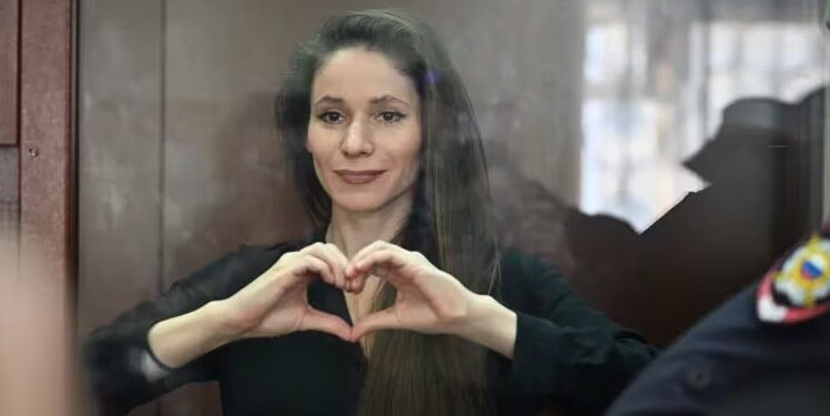 Antonina Favorskaya de pie, en una celda de cristal, en una sala del Tribunal de Distrito de Basmanny en Moscú, Rusia, el viernes 29 de marzo (AP FotoDmitry Serebryakov)