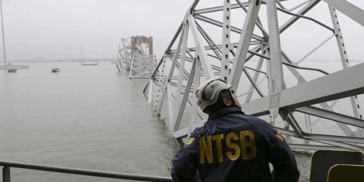 AMDEP8446. BALTIMORE (ESTADOS UNIDOS), 27/03/2024.- Fotografía cedida por la Junta Nacional de Seguridad en el Transporte (NTSB, en inglés) de un investigador este miércoles en la embarcación Dali, que chocó con el puente Francis Scott Key Bridge el 26 de marzo de 2024, en Baltimore (EE.UU.). Las autoridades detuvieron este miércoles hasta nuevo aviso la búsqueda bajo el agua de las víctimas del derrumbe del puente de Baltimore (Maryland, EE.UU.) después de hallar los cuerpos sin vida de dos de los seis trabajadores que habrían muerto en el accidente. EFE/ Peter Knudson /NTSB/SOLO USO EDITORIAL/ SOLO DISPONIBLE PARA ILUSTRAR LA NOTICIA QUE ACOMPAÑA (CRÉDITO OBLIGATORIO)