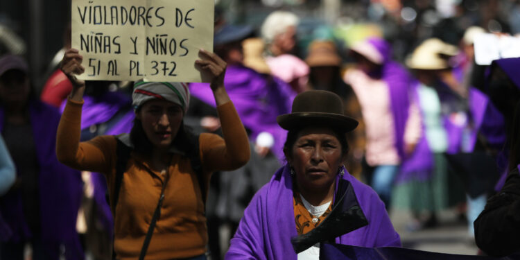 Mujeres participan de una protesta que exige al parlamento aprobar leyes en contra de delitos sexuales, hoy en La Paz (Bolivia). EFE/Luis Gandarillas