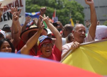 AME2269. CARACAS (VENEZUELA), 25/03/2024.- Simpatizantes del oficialismo se reúnen este lunes para mostrar su apoyo y acompañar a su candidato a las próximas elecciones del 28 de julio, el actual mandatario Nicolás Maduro, a oficializar su aspiración ante el Consejo Nacional Electoral (CNE), en Caracas (Venezuela). El proceso de presentación de candidaturas para las presidenciales concluye este lunes, con la inscripción de Maduro, mientras que la oposición mayoritaria espera poder postular a Corina Yoris, su aspirante ante la inhabilitación de María Corina Machado, ganadora de las primarias de octubre. EFE/ Miguel Gutiérrez