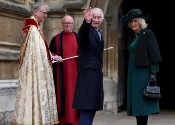 El rey Carlos III de Gran Bretaña, en el centro, y la reina Camilla llegan para asistir al servicio de maitines de Pascua en la Capilla de San Jorge, en el Castillo de Windsor, Inglaterra, el domingo 31 de marzo de 2024. (Hollie Adams/Pool Photo vía AP)