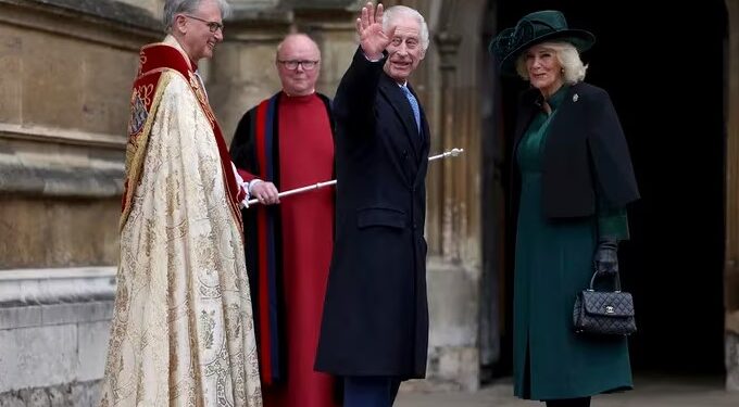 El rey Carlos III de Gran Bretaña, en el centro, y la reina Camilla llegan para asistir al servicio de maitines de Pascua en la Capilla de San Jorge, en el Castillo de Windsor, Inglaterra, el domingo 31 de marzo de 2024. (Hollie Adams/Pool Photo vía AP)