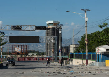 AME5414. PUERTO PRÍNCIPE (HAITÍ), 04/03/2024.- Integrantes de la Policía y el Ejército, vigilan este lunes el aeropuerto internacional Toussaint Louverture en Puerto Principe (Haití). Los tiroteos por parte de bandas criminales se intensificaron este lunes en la capital de Haití, Puerto Príncipe, especialmente en los alrededores del aeropuerto. EFE/ Johnson Sabin