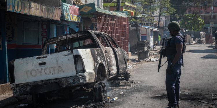 AME6383. PUERTO PRÍNCIPE (HAITÍ), 07/03/2024.- Fotografía de un policía durante una protesta en la que manifestantes exigen la renuncia del primer ministro Ariel Henry, este jueves en Puerto Príncipe (Haití). Varias decenas de personas salieron este jueves a las calles de Puerto Príncipe para exigir la renuncia del primer ministro, Ariel Henry, que se encuentra en Puerto Rico tras un fallido intento de volver a su país el martes. EFE/ Johnson Sabin