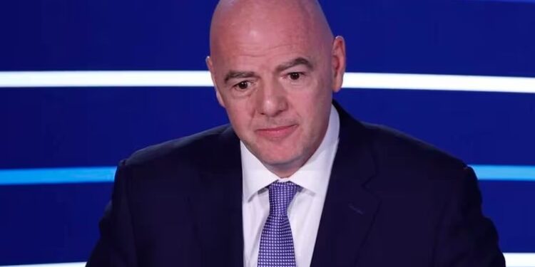 Gianni Infantino se sumó al debate por la tarjeta azul (REUTERS/Gonzalo Fuentes)