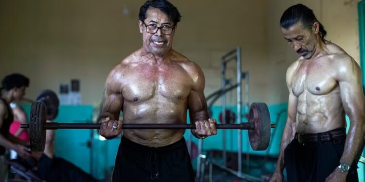 Los hermanos sordos y ex campeones nicaragüenses de fisicoculturismo Carlos y Walter Pérez entrenan en su gimnasio de Santa Teresa, departamento de Carazo, Nicaragua, el 22 de febrero de 2024 (Foto de OSWALDO RIVAS / AFP)