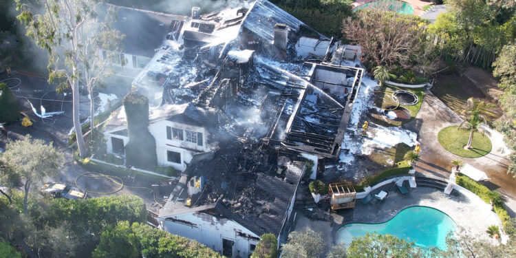 Mansión incendio. Cara Delevingne.