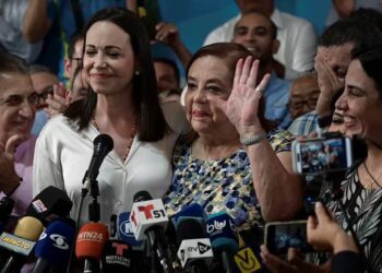 Maria Corina Machado posa con Corina Yoris (REUTERSGaby Oraa).