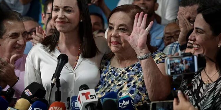 Maria Corina Machado posa con Corina Yoris (REUTERSGaby Oraa).