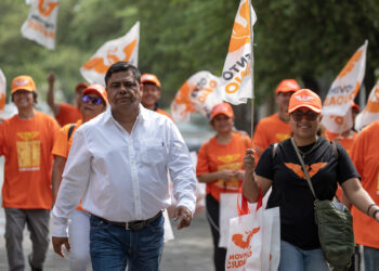 MEX1015. ESCOBEDO (MÉXICO), 06/03/2024.- Mario Escobar Salazar, el padre de la joven mexicana Debanhi Escobar, cuya desaparición y presunto feminicidio sigue sin resolverse, comienza este miércoles su campaña para buscar ser diputado federal por el opositor Movimiento Ciudadano (MC), en el municipio de Escobedo, en el norteño estado de Nuevo León (México). El hombre incursionó en la política tras la indignación nacional que desató el caso de su hija de 18 años, quien desapareció el 9 de abril de 2022 tras acudir a una fiesta en Escobedo, en la zona metropolitana de Monterrey, donde su cuerpo apareció el 21 de ese mismo mes en una cisterna en el Motel Nueva Castilla. EFE/ Miguel Sierra