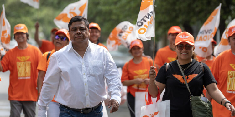 MEX1015. ESCOBEDO (MÉXICO), 06/03/2024.- Mario Escobar Salazar, el padre de la joven mexicana Debanhi Escobar, cuya desaparición y presunto feminicidio sigue sin resolverse, comienza este miércoles su campaña para buscar ser diputado federal por el opositor Movimiento Ciudadano (MC), en el municipio de Escobedo, en el norteño estado de Nuevo León (México). El hombre incursionó en la política tras la indignación nacional que desató el caso de su hija de 18 años, quien desapareció el 9 de abril de 2022 tras acudir a una fiesta en Escobedo, en la zona metropolitana de Monterrey, donde su cuerpo apareció el 21 de ese mismo mes en una cisterna en el Motel Nueva Castilla. EFE/ Miguel Sierra