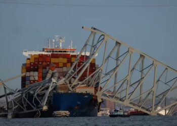 La estructura de hierro del puente quedó sobre el barco, cuya tripulación no registró heridos (REUTERS/Julia Nikhinson)