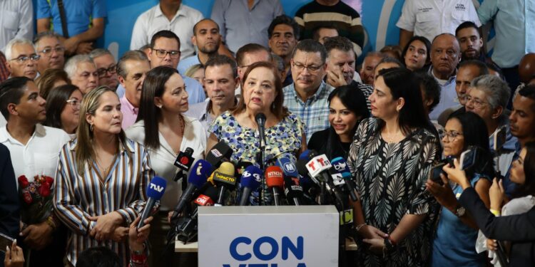 AME1083. CARACAS (VENEZUELA), 22/03/2024.- La historiadora Corina Yoris (c) habla luego de ser presentada como la candidata para las elecciones presidenciales del próximo 28 de julio, en vista de la inhabilitación que impide competir a la líder antichavista María Corina Machado (izq.), durante una rueda de prensa este viernes, en Caracas (Venezuela). En declaraciones a la prensa, Machado aseguró que la decisión "surgió del seno de la discusión de las fuerzas unitarias" y forma parte de un mecanismo acordado para hacer "frente a este obstáculo", en referencia a su inhabilitación, ratificada en enero por el Tribunal Supremo de Justicia (TSJ), una sanción a la calificó como "un acto írrito, totalmente inconstitucional y cobarde". EFE/ Rayner Peña R.