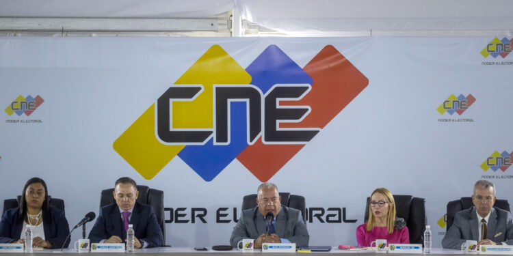 AME670. CARACAS (VENEZUELA), 21/03/2024.- De izquierda a derecha, los miembros de la directiva del Consejo Nacional Electoral (CNE), Aime Nogal, Carlos Quintero, Elvis Amoroso, Rosalba Gil y Juan Carlos Delpino, dirigen la inscripción de candidaturas a las elecciones del 28 de julio en la sede del Consejo Nacional Electoral (CNE), este jueves en Caracas (Venezuela). El opositor Luis Eduardo Martínez, aspirante a la Presidencia de Venezuela, prometió este jueves, tras inscribir su candidatura a las elecciones del 28 de julio, que su gobierno se encargará de que el Esequibo -el territorio de unos 160.000 kilómetros cuadrados en disputa con Guyana- "vuelva a ser venezolano". EFE/ Miguel Gutiérrez