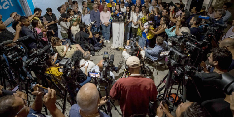 AME466. CARACAS (VENEZUELA), 20/03/2024.- La líder opositora María Corina Machado habla durante una rueda de prensa este miércoles en la sede del partido político Vente Venezuela (VV), en Caracas (Venezuela). La líder opositora María Corina Machado negó este miércoles las acusaciones hechas por el fiscal general de Venezuela, Tarek William Saab, quien responsabilizó a colaboradores de la antichavista por supuestos planes violentos de cara a las elecciones presidenciales del próximo 28 de julio. EFE/ Miguel Gutiérrez