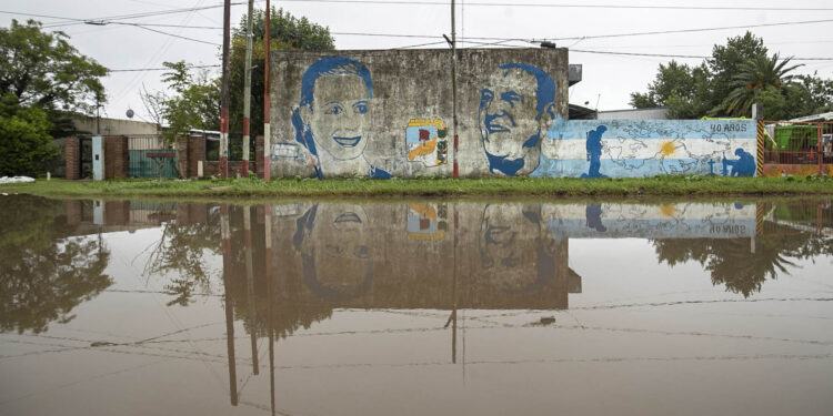 AME345. LA PLATA (ARGENTINA), 20/03/2024.- Fotografía de una calle inundada este miércoles, en La Plata, provincia de Buenos Aires (Argentina). La capital argentina, Buenos Aires, y la provincia homónima amanecieron este miércoles con alerta por fuertes tormentas y vientos, que han causado daños materiales y la cancelación de vuelos en los principales aeropuertos. El Servicio Meteorológico Nacional (SMN) elevó a naranja la alerta por tormenta, que implica lluvias intensas con caída de 50 a 90 milímetros de agua con ráfagas de más de 90 kilómetros por hora y caída de granizo y alerta amarilla por vientos de 30 a 70 kilómetros por hora con ráfagas de más de 100 kilómetros por hora. EFE/ Demian Alday Estevez