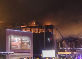 Krasnogorsk (Russian Federation), 22/03/2024.- Fire rises above the Crocus City Hall concert venue following a shooting in Krasnogorsk, outside Moscow, Russia, 22 March 2024. A group of up to five gunmen has attacked the Crocus City Hall in the Moscow region, the Russian emergency services said. (Terrorista, Atentado terrorista, Rusia, Moscú) EFE/EPA/MAXIM SHIPENKOV