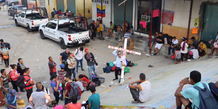 MEX2697. CIUDAD HIDALGO (MÉXICO), 24/03/2024.- Migrantes representan el 'Viacrucis migrante' este domingo en el paso del Coyote, principal acceso de para entrar a México, en Ciudad Hidalgo, estado de Chiapas (México). Activistas, migrantes y la iglesia católica realizaron este domingo la representación del 'Viacrucis migrante' en la frontera sur, límite de México con Guatemala, donde se encuentran cientos de migrantes acampando en condiciones insalubres. EFE/ Juan Manuel Blanco