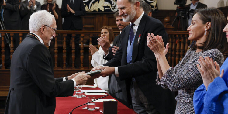 ALCALÁ DE HENARES (MADRID), 23/04/2024.- El rey de España, Felipe VI, entrega el Premio Cervantes 2023 al escritor español Luis Mateo Díez (i) en presencia de la reina Letizia (d), durante la ceremonia de entrega del galardón este martes en el Paraninfo de la Universidad de Alcalá de Henares. EFE/Ballesteros POOL