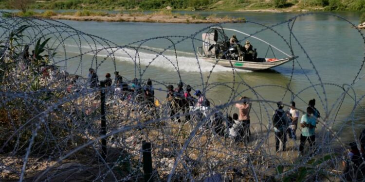 ARCHIVO - Migrantes que cruzaron a Estados Unidos de México a lo largo de la orilla del río Bravo (Grande), el 21 de septiembre de 2023, en Eagle Pass, Texas.