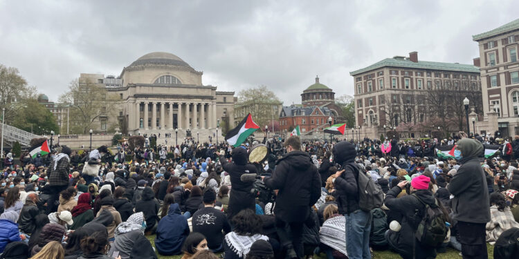 USA4101. NUEVA YORK (ESTADOS UNIDOS), 18/04/2024.- Estudiantes se manifiestan a favor de Palestina en el campus de la Universidad de Columbia este jueves, en el Alto Manhattan en Nueva York (EE.UU.). La Policía de Nueva York arrestó este jueves alrededor de un centenar de estudiantes de la Universidad de Columbia que levantaron unas 50 tiendas de campaña en el campus en protesta por la guerra en Gaza, tras lo cual el campamento fue desmantelado. EFE/ Carla Samón